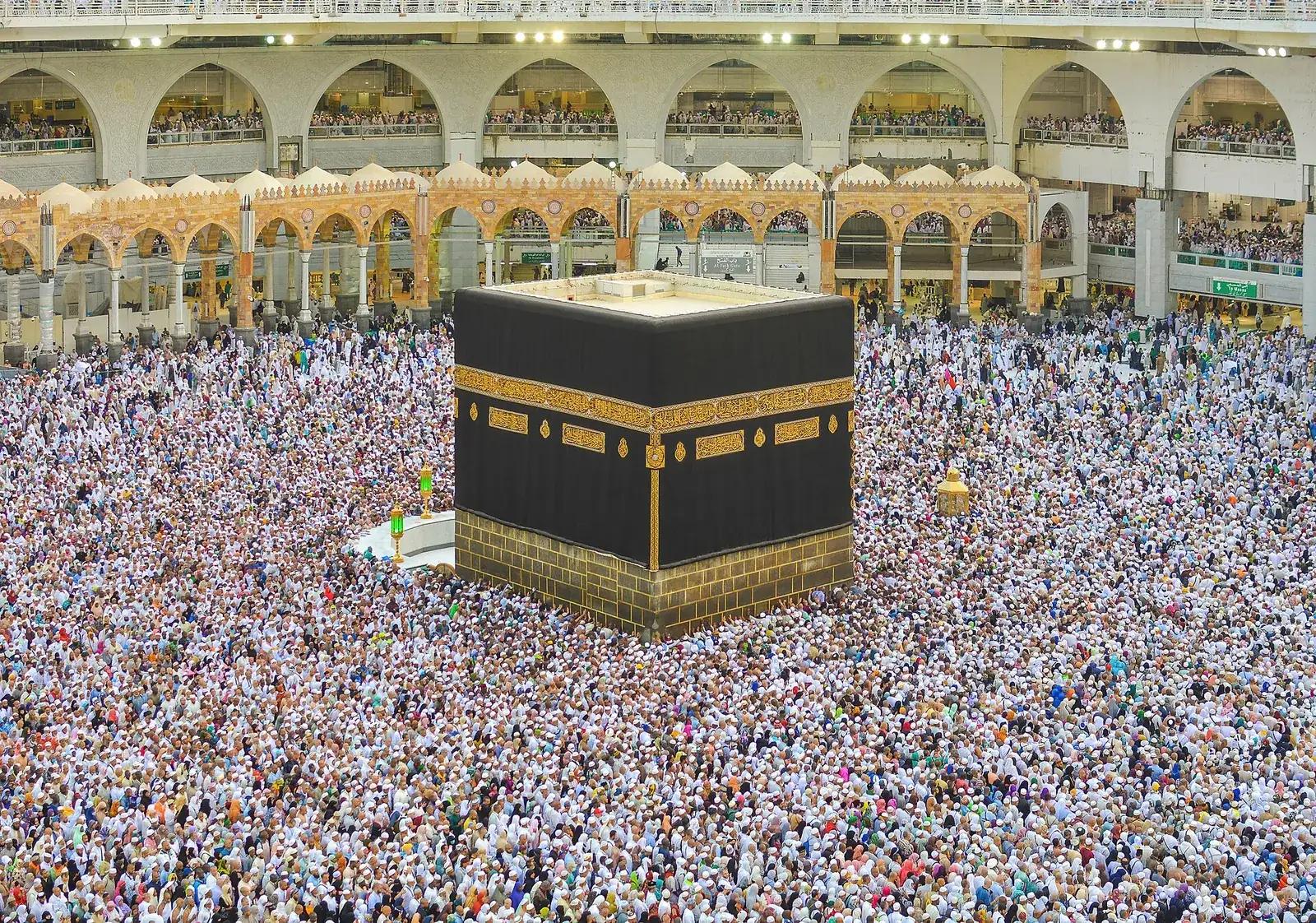 Mescid-i Haram'da Kâbe'nin etrafında tavaf eden kalabalık